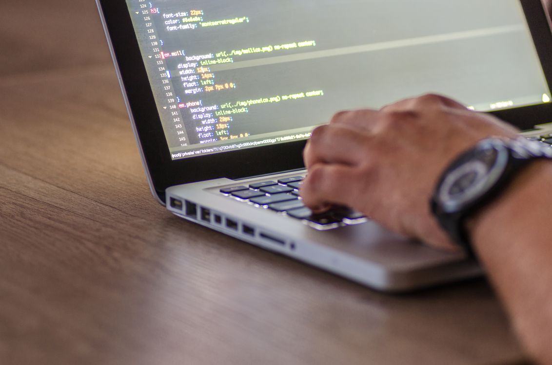 Ontwikkelaar werkt aan maatwerk software