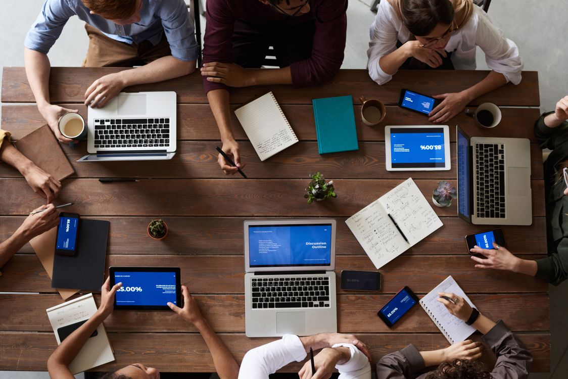 Team dat samenwerkt via een digitaal portaal